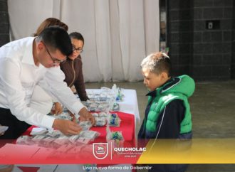 José Alejandro Martínez Fuentes apoya a la educación con más de 100 lentes para alumnos de todo el municipio.