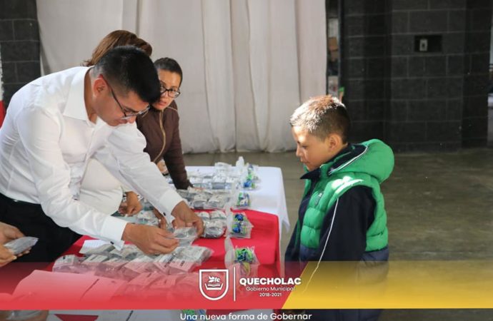 José Alejandro Martínez Fuentes apoya a la educación con más de 100 lentes para alumnos de todo el municipio.