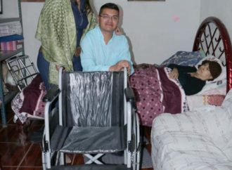 Entrega de silla de ruedas en San Simón de Bravo