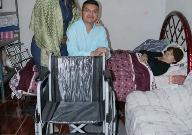 Entrega de silla de ruedas en San Simón de Bravo