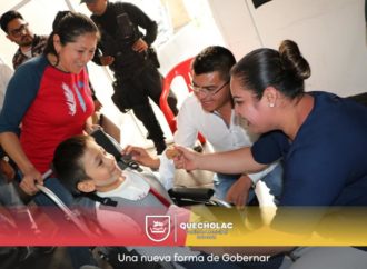 Entrega de sillas de ruedas a niños discapacitados.