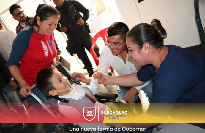 Entrega de sillas de ruedas a niños discapacitados.