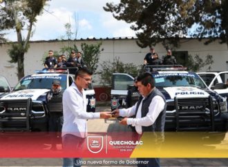 José Alejandro Martínez Fuentes hizo entrega de dos patrullas en el Eje de Seguridad Pública.