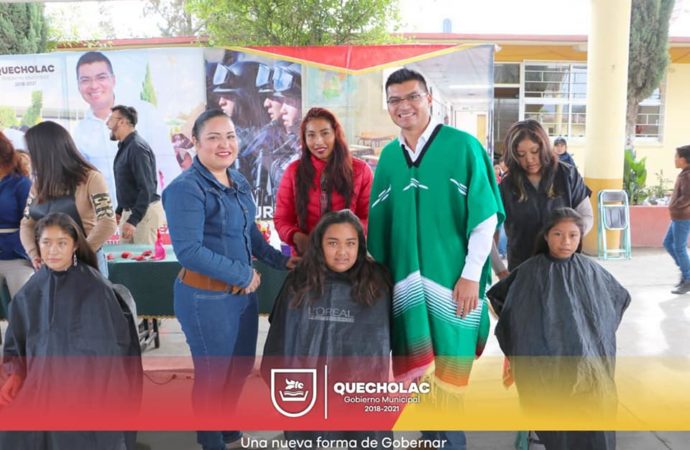 José Alejandro Martínez Fuentes en los trabajos coordinados con la Presidenta del sistema DIF la Lic. Areli Barrera llevaron a cabo «la Jornada de Corte de Cabello en Escuelas».