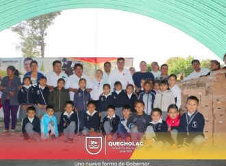 José Alejandro Martínez Fuentes llevó a cabo la entrega de Despensas a alumnos de la escuela América Latina en Quecholac.