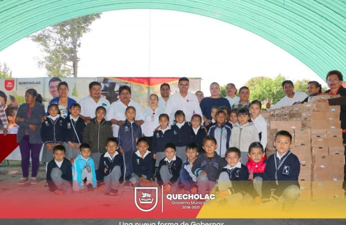 José Alejandro Martínez Fuentes llevó a cabo la entrega de Despensas a alumnos de la escuela América Latina en Quecholac.