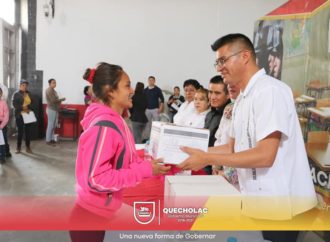 José Alejandro Martínez Fuentes hace entrega de Despensas en el Municipio de Quecholac.