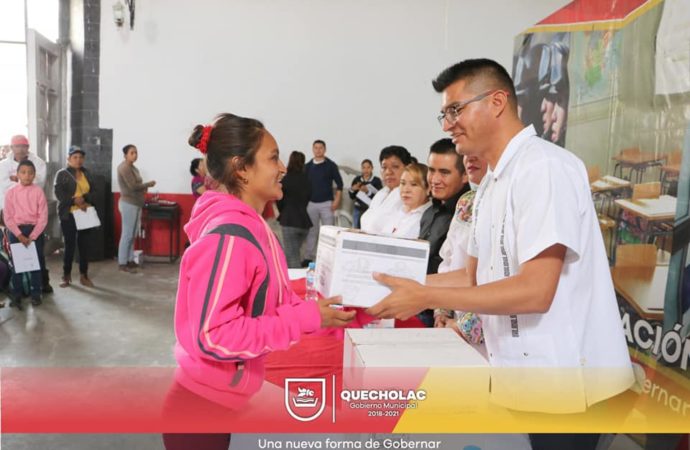 José Alejandro Martínez Fuentes hace entrega de Despensas en el Municipio de Quecholac.