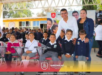 José Alejandro Martínez Fuentes hizo entrega de mobiliario escolar en San Bartolomé Coscomaya.