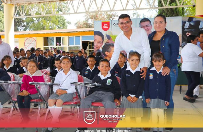 José Alejandro Martínez Fuentes hizo entrega de mobiliario escolar en San Bartolomé Coscomaya.