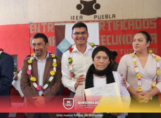 José Alejandro Martínez Fuentes acudió a la graduación de jóvenes y adultos del IEEA.
