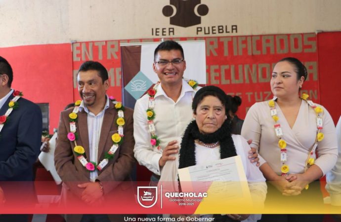 José Alejandro Martínez Fuentes acudió a la graduación de jóvenes y adultos del IEEA.