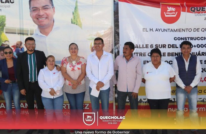José Alejandro Martínez Fuentes da banderazo de Arranque de obra por Adoquinamiento en San Bartolomé Coscomaya.