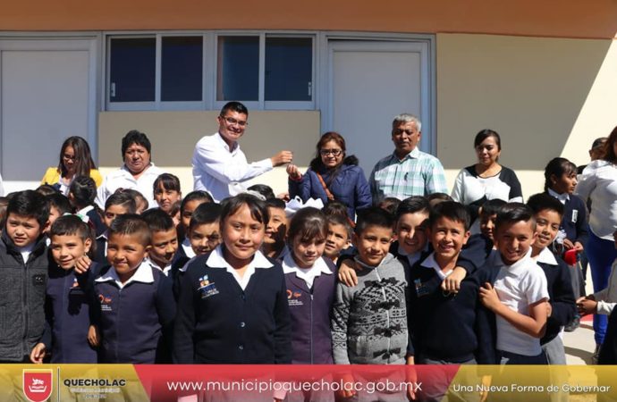 José Alejandro Martínez Fuentes sigue preocupándose por la educación, hoy hizo entrega de un Modulo Sanitario y Cisterna en la Primaria Ricardo Reyes Márquez.