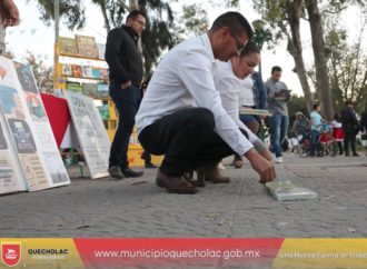 José Alejandro Martínez Fuentes organizó el Kilómetro del libro en el zócalo Municipal.