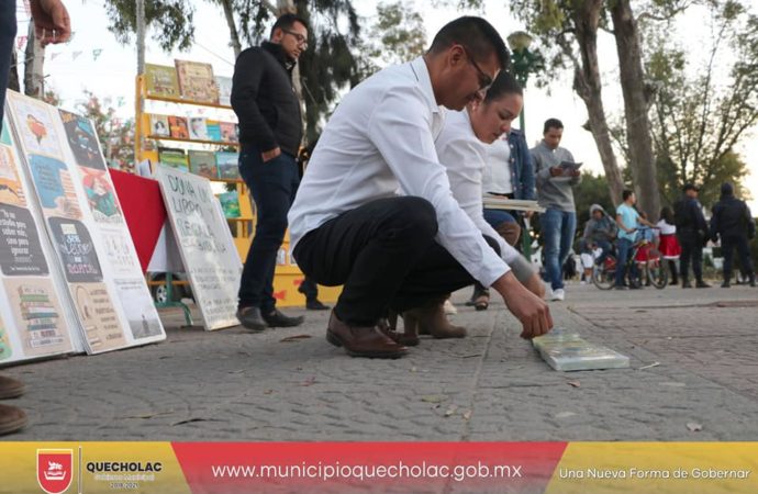 José Alejandro Martínez Fuentes organizó el Kilómetro del libro en el zócalo Municipal.