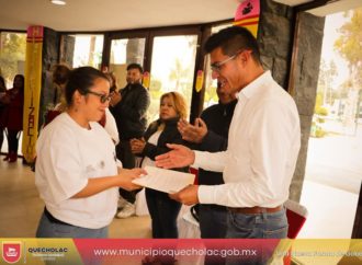 José Alejandro Martínez Fuentes llevó a cabo la entrega de certificados de IEEA en el Kiosko de Quecholac