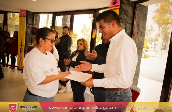 José Alejandro Martínez Fuentes llevó a cabo la entrega de certificados de IEEA en el Kiosko de Quecholac