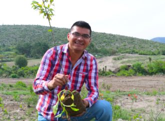 José Alejandro Martínez Fuentes dona árboles para conservar el Medio ambiente de Quecholac.