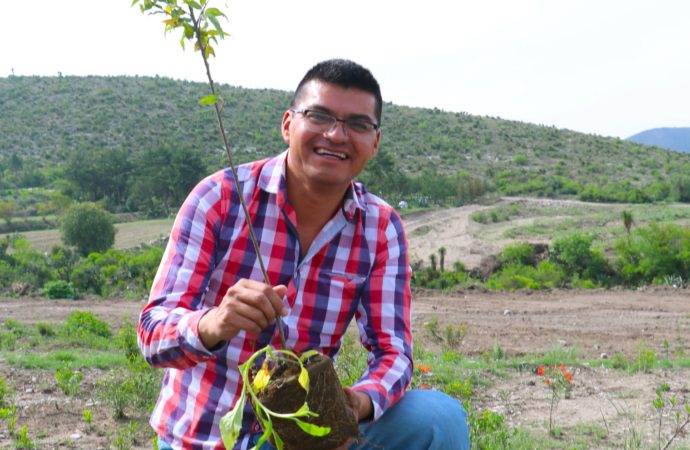José Alejandro Martínez Fuentes dona árboles para conservar el Medio ambiente de Quecholac.