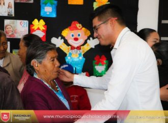 José Alejandro Martínez Fuentes hizó entrega de 10 aparatos auditivos para personas de la tercera edad y a niños que sufren pérdida de audición.