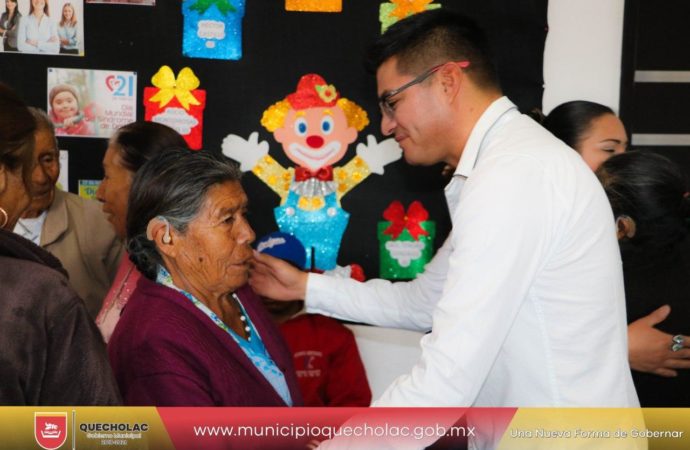 José Alejandro Martínez Fuentes hizó entrega de 10 aparatos auditivos para personas de la tercera edad y a niños que sufren pérdida de audición.