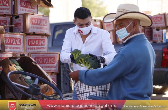 José Alejandro Martínez Fuentes entrega más de 5 toneladas de verduras por todo el Municipio.